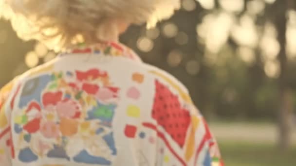 Piękna Młoda Blondynka Biegnie Podczas Zawracania Pozowania Kamery Parku — Wideo stockowe