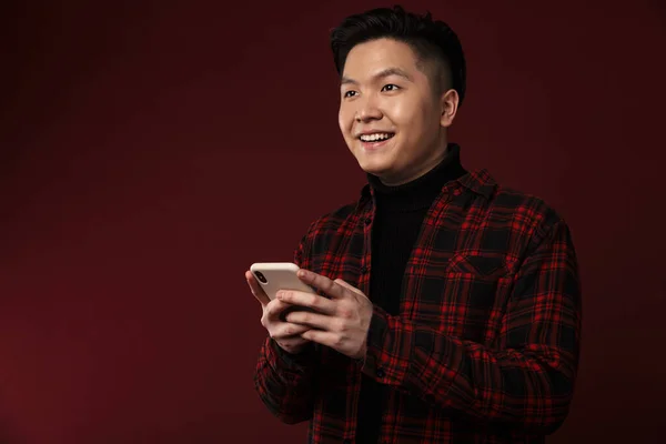 Imagen Hombre Asiático Alegre Sonriendo Usando Teléfono Móvil Aislado Sobre —  Fotos de Stock