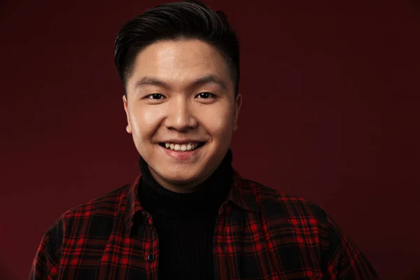 Bild Von Fröhlichen Asiatischen Mann Lächelnd Und Blick Auf Kamera — Stockfoto