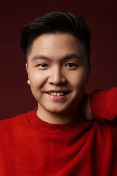 Imagen Feliz Joven Asiático Hombre Sonriendo Mirando Cámara Aislada Sobre —  Fotos de Stock