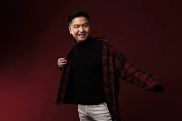 Bild Von Fröhlichen Asiatischen Mann Lächelnd Und Karierten Hemd Isoliert — Stockfoto