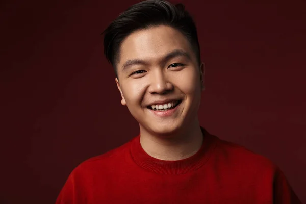 Obraz Szczęśliwego Młodego Azjatyckiego Mężczyzny Uśmiechającego Się Patrzącego Kamerę Odizolowaną — Zdjęcie stockowe