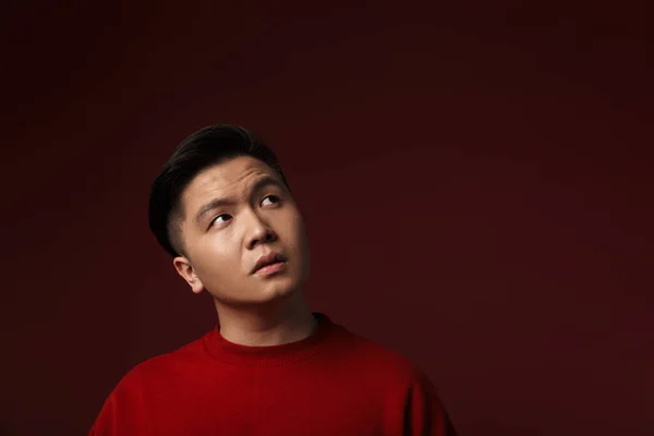 Bild Eines Denkenden Jungen Asiatischen Mannes Der Isoliert Über Weinrotem — Stockfoto