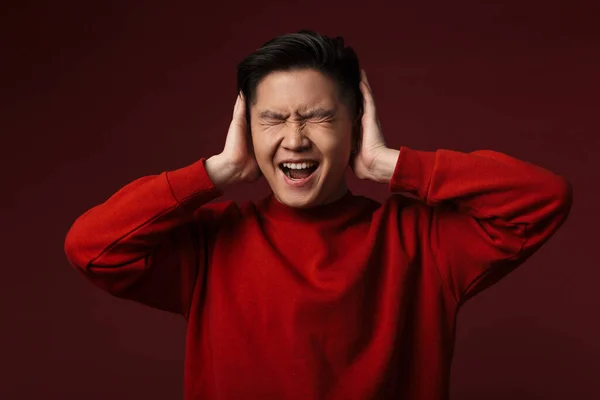 Image Displeased Young Asian Man Covering His Ears Screaming Isolated — Stock Photo, Image