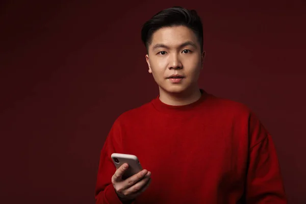 Image Handsome Young Asian Man Posing Mobile Phone Isolated Burgundy — Stock Photo, Image