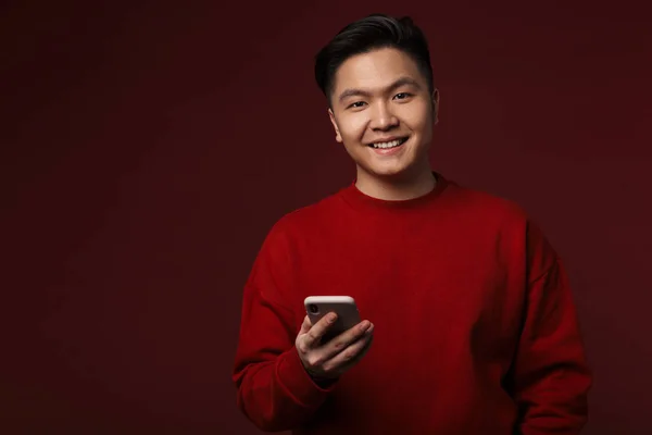 Imagen Alegre Joven Asiático Hombre Sonriendo Utilizando Teléfono Móvil Aislado —  Fotos de Stock