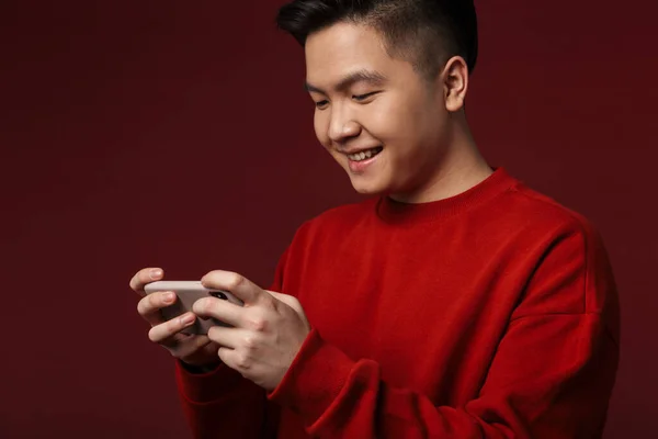 Bild Von Fröhlichen Jungen Asiatischen Mann Lächelnd Und Mit Handy — Stockfoto
