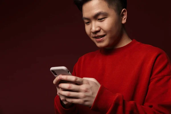 Imagem Jovem Asiático Alegre Sorrindo Usando Telefone Celular Isolado Sobre — Fotografia de Stock