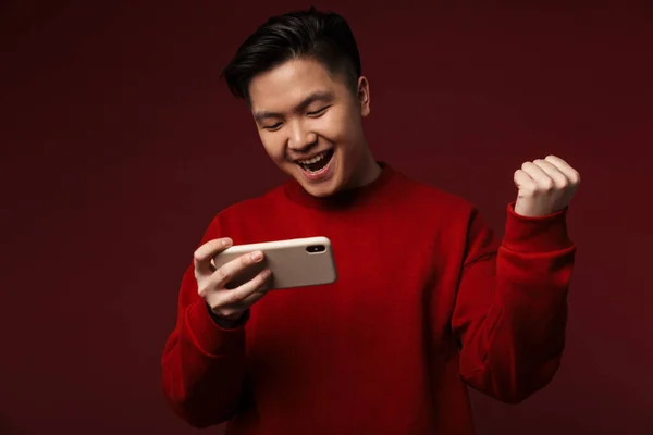 Image Excited Asian Man Making Winner Gesture While Using Cellphone — Stock Photo, Image