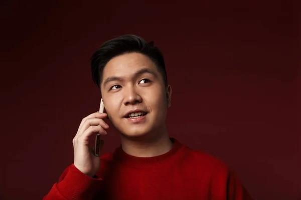 Bild Eines Zufriedenen Jungen Asiatischen Mannes Der Über Weinrotem Hintergrund — Stockfoto
