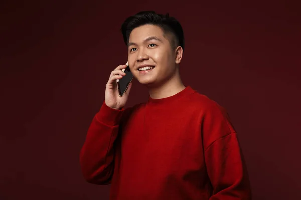 Billede Glædelig Ung Asiatisk Mand Smilende Taler Mobiltelefon Isoleret Bordeaux - Stock-foto