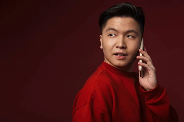 Bild Von Ernsthaften Gutaussehenden Asiatischen Mann Der Auf Handy Isoliert — Stockfoto