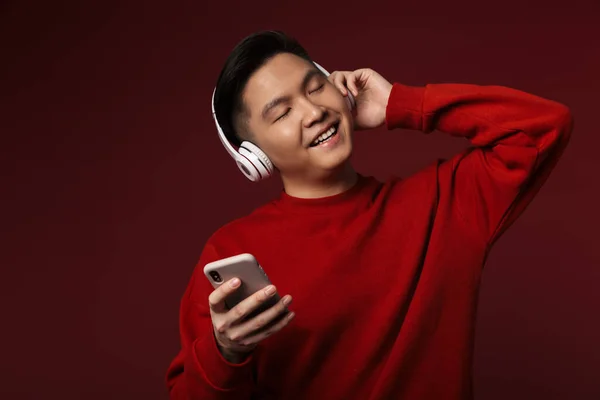 Imagem Jovem Asiático Alegre Sorrindo Usar Fones Ouvido Celular Isolado — Fotografia de Stock