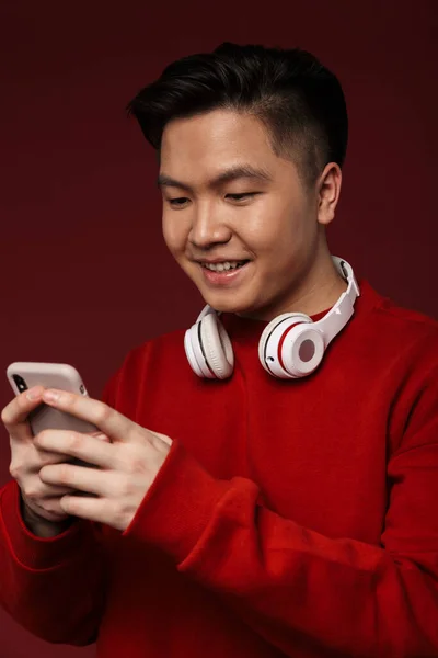 Imagem Jovem Asiático Alegre Sorrindo Usar Fones Ouvido Celular Isolado — Fotografia de Stock