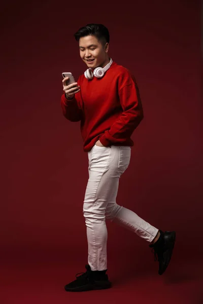 Bild Von Fröhlichen Jungen Asiatischen Mann Mit Kopfhörern Und Handy — Stockfoto