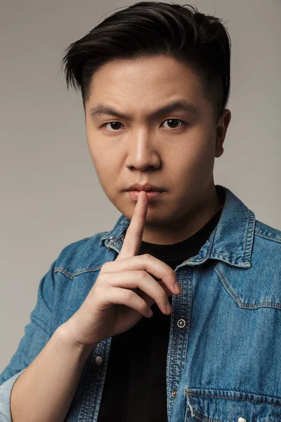Bild Von Ernsthaften Gutaussehenden Asiatischen Mann Zeigt Schweigegeste Auf Kamera — Stockfoto
