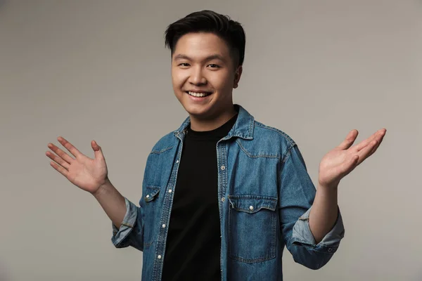 Bild Von Fröhlich Gut Aussehenden Asiatischen Mann Lächelnd Mit Erhobenen — Stockfoto
