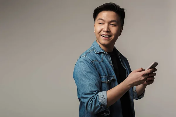 Imagen Hombre Asiático Guapo Feliz Sonriendo Usando Teléfono Inteligente Aislado —  Fotos de Stock