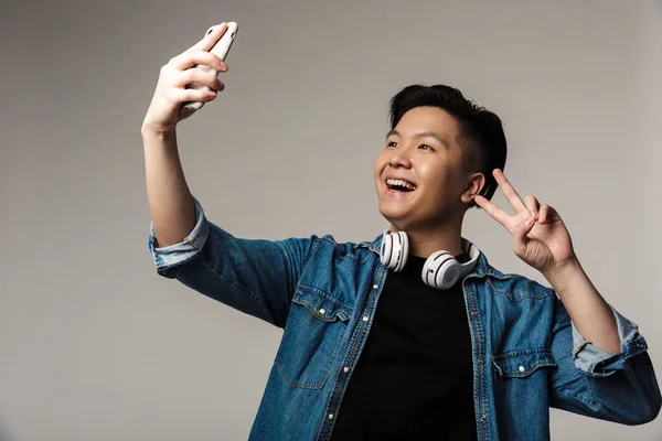 Beeld Van Lachende Jonge Aziatische Man Nemen Selfie Smartphone Gebaren — Stockfoto