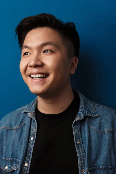 Bild Von Glücklichen Gutaussehenden Asiatischen Mann Lächelt Und Sieht Zur — Stockfoto