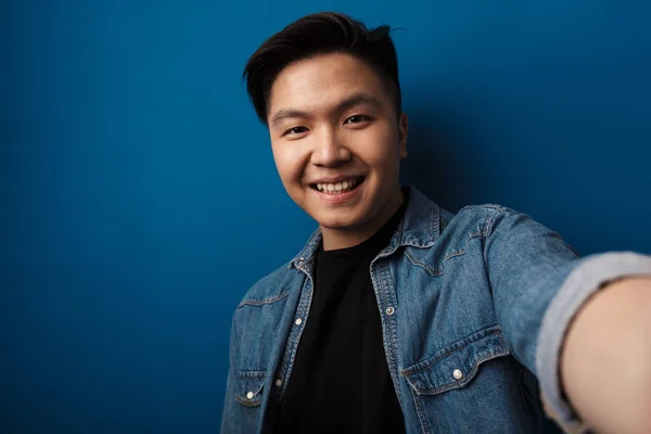 Bild Von Fröhlichen Gutaussehenden Asiatischen Mann Lächelnd Und Selfie Foto — Stockfoto