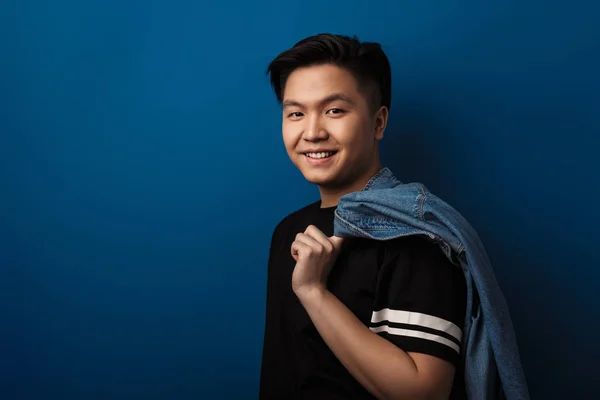 Imagem Alegre Bonito Asiático Homem Sorrindo Enquanto Posando Com Camisa — Fotografia de Stock