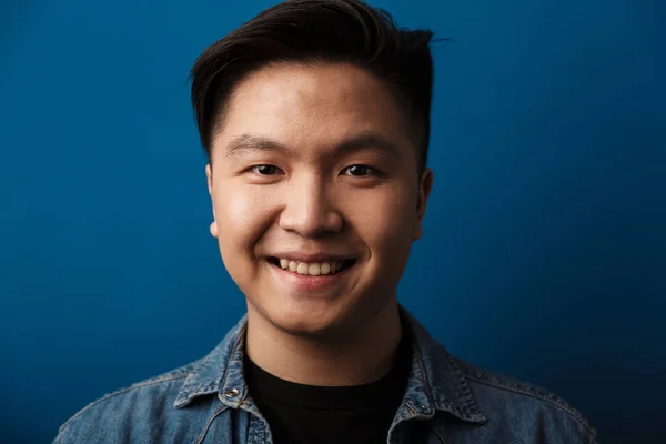 Porträtt Glad Ung Asiatisk Man Bär Casual Kläder Stående Isolerad — Stockfoto