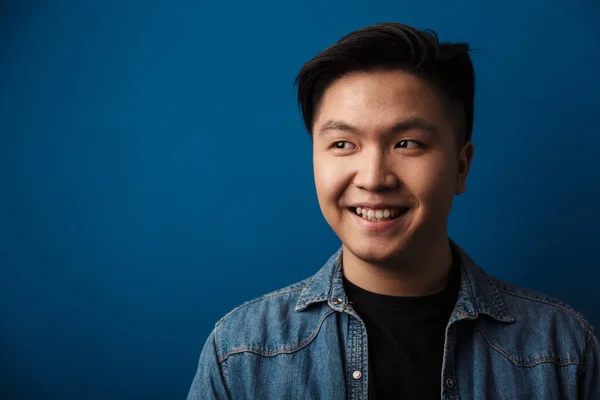 Porträt Eines Fröhlichen Jungen Asiatischen Mannes Lässiger Kleidung Der Isoliert — Stockfoto