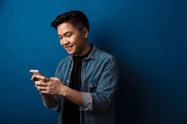 Porträtt Glad Ung Asiatisk Man Bär Casual Kläder Stående Isolerad — Stockfoto