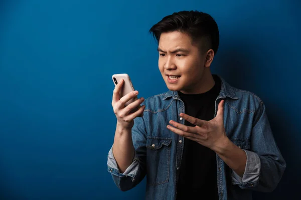 Imagen Hombre Asiático Guapo Enojado Haciendo Videollamada Teléfono Celular Aislado —  Fotos de Stock