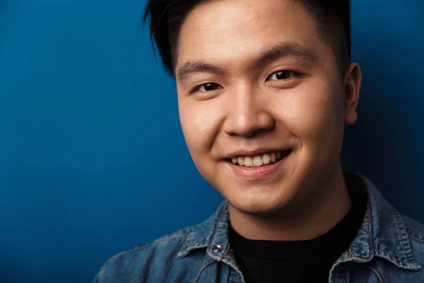 Bild Des Zufriedenen Gutaussehenden Asiatischen Mannes Lächelt Und Schaut Isoliert — Stockfoto