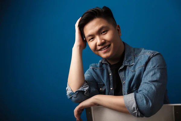 Imagen Hombre Asiático Guapo Emocionado Sonriendo Mientras Está Sentado Silla —  Fotos de Stock