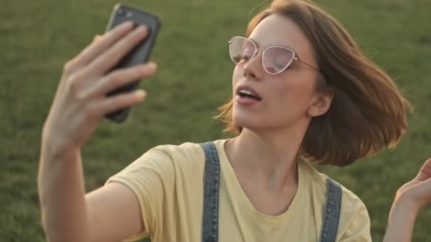 Een Stijlvolle Glimlachende Jonge Vrouw Maakt Selfie Foto Met Haar — Stockvideo