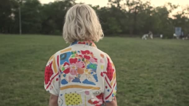 Een Gelukkige Jonge Vrouw Loopt Het Stadspark — Stockvideo