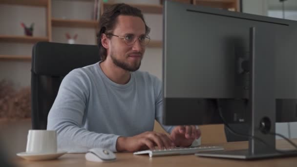 Jovem Empresário Alegre Feliz Está Digitando Seu Computador Enquanto Faz — Vídeo de Stock