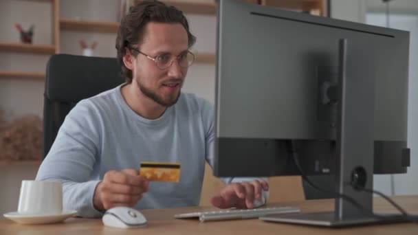 Joven Hombre Negocios Feliz Está Usando Tarjeta Crédito Mientras Usa — Vídeos de Stock