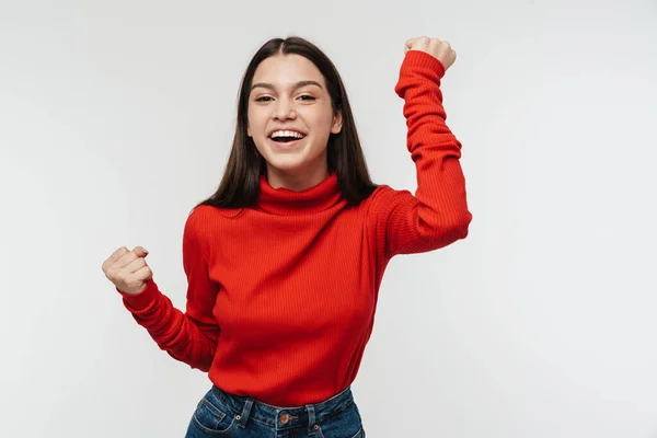 Zdjęcie Zachwyconej Młodej Kobiety Czerwonym Swetrze Wykonującej Gest Zwycięzcy Śmiejącej — Zdjęcie stockowe