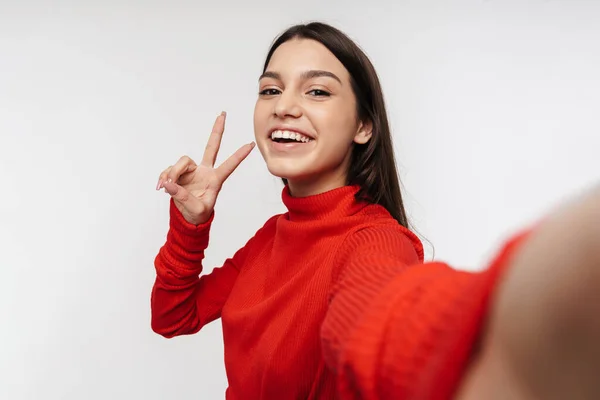 Foto Mujer Caucásica Alegre Haciendo Gestos Señal Paz Mientras Toma —  Fotos de Stock