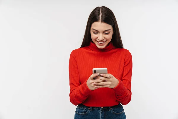 Photo Happy Caucasian Young Woman Smiling While Using Mobile Phone — Stock Photo, Image