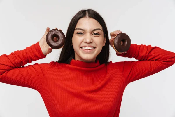 Foto Mujer Morena Alegre Sonriendo Sosteniendo Donas Chocolate Aisladas Sobre — Foto de Stock