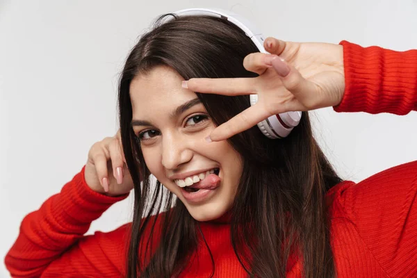 Foto Mujer Caucásica Feliz Gesto Signo Paz Mientras Utilizan Auriculares — Foto de Stock