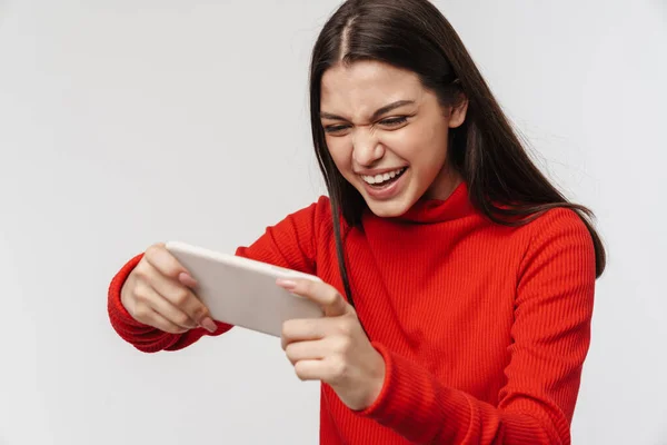 Foto Joven Emocionada Sonriendo Mientras Juega Videojuego Teléfono Celular Aislado — Foto de Stock