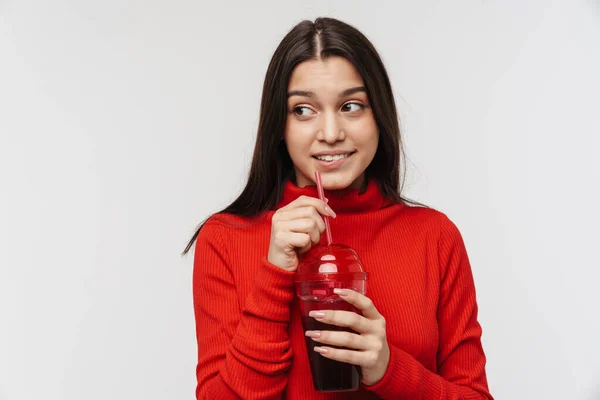 フォトの白の背景に隔離されたプラスチックガラスからソーダを飲む幸せなブルネットの女性 — ストック写真