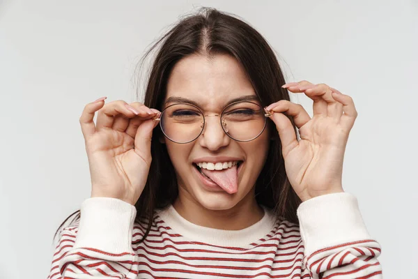 Foto Joven Morena Feliz Con Gafas Sonrientes Aisladas Sobre Fondo —  Fotos de Stock