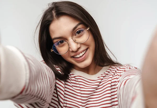 Foto Felice Bruna Giovane Donna Con Gli Occhiali Che Sorride — Foto Stock