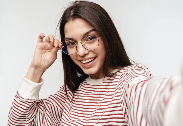 Foto Joven Morena Feliz Con Anteojos Sonriendo Cámara Aislada Sobre — Foto de Stock