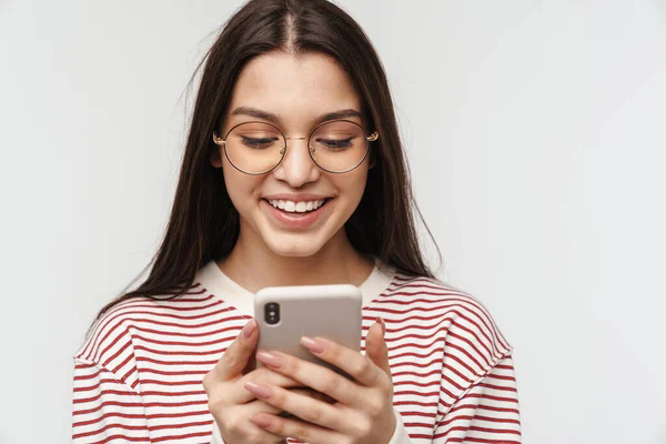 Фото Щасливої Брюнетки Молода Жінка Окулярах Посміхається Тримає Мобільний Телефон — стокове фото