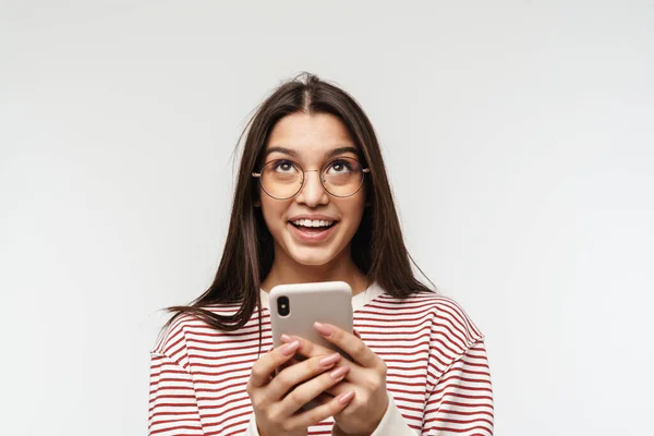 Photo Happy Brunette Young Woman Wearing Eyeglasses Smiling Holding Cellphone — Stock Photo, Image