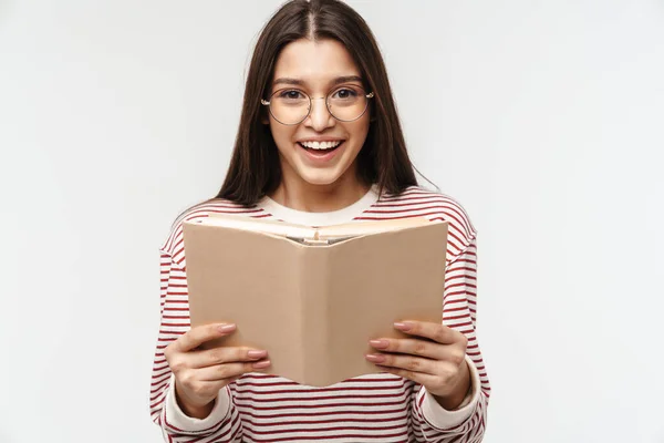 Foto Von Glücklichen Brünetten Jungen Frau Trägt Brille Lächelnd Und — Stockfoto