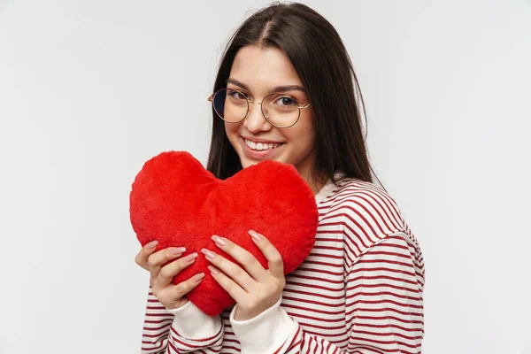 Foto Von Glücklich Brünette Junge Frau Lächelt Und Hält Herzförmige — Stockfoto